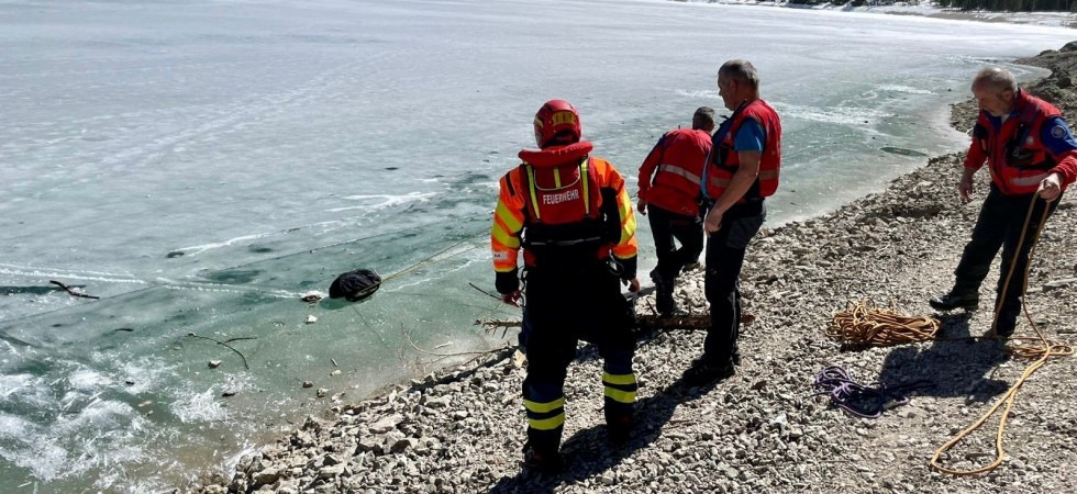 Il ghiaccio si rompe mentre camminano sul lago di Braies e finiscono in acqua: tre persone recuperate dai soccorritori